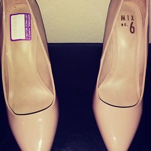 Nude patent leather pumps